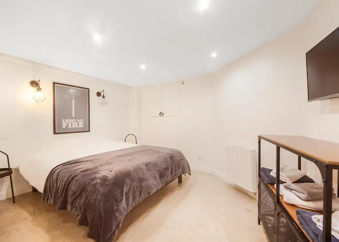 Large Flat Very Close To Montmartre Daire *