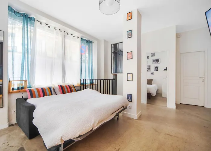 Large Flat Very Close To Montmartre *